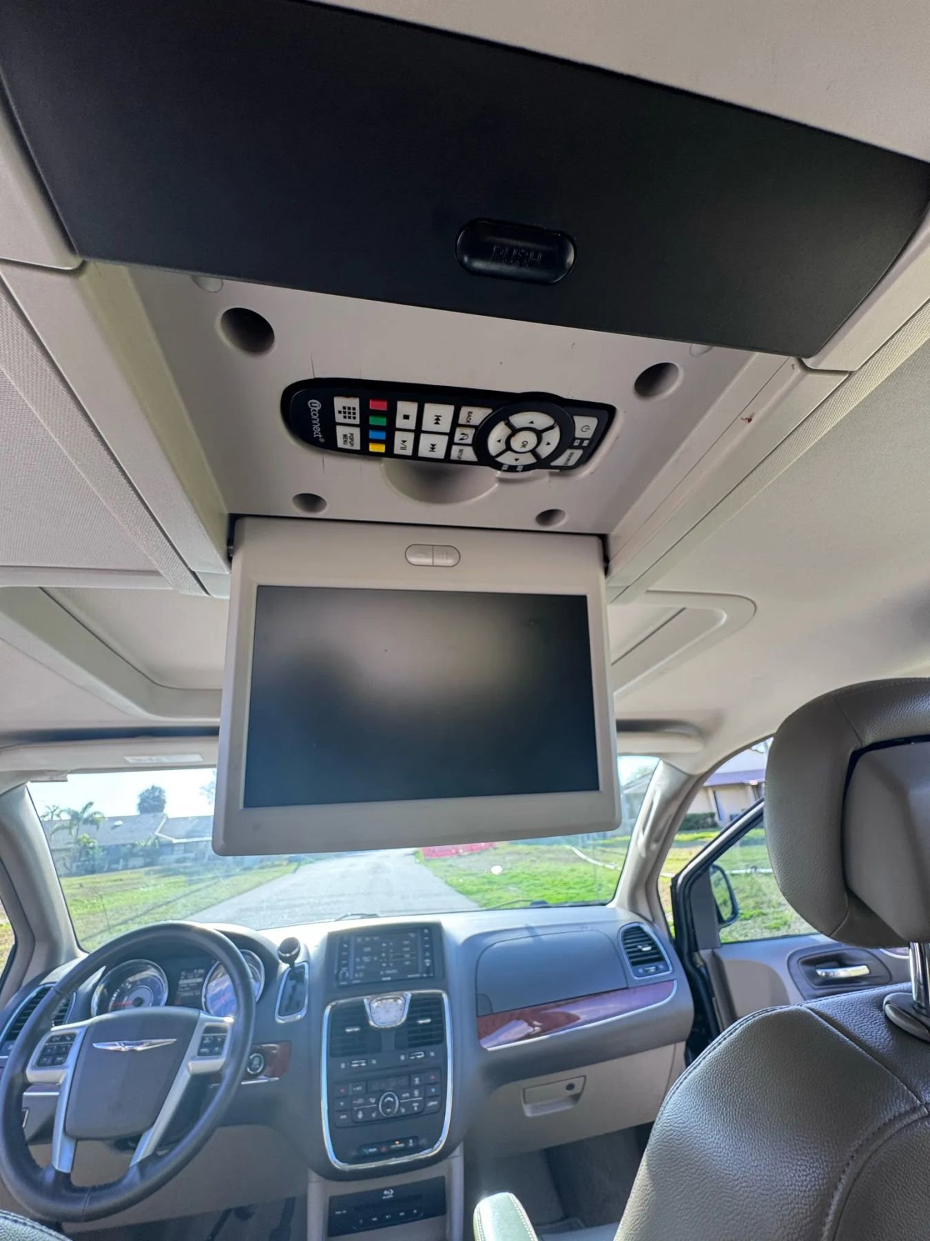 Used 2014 Chrysler Town & Country Touring-L w/ Driver Convenience Group FWD image 25