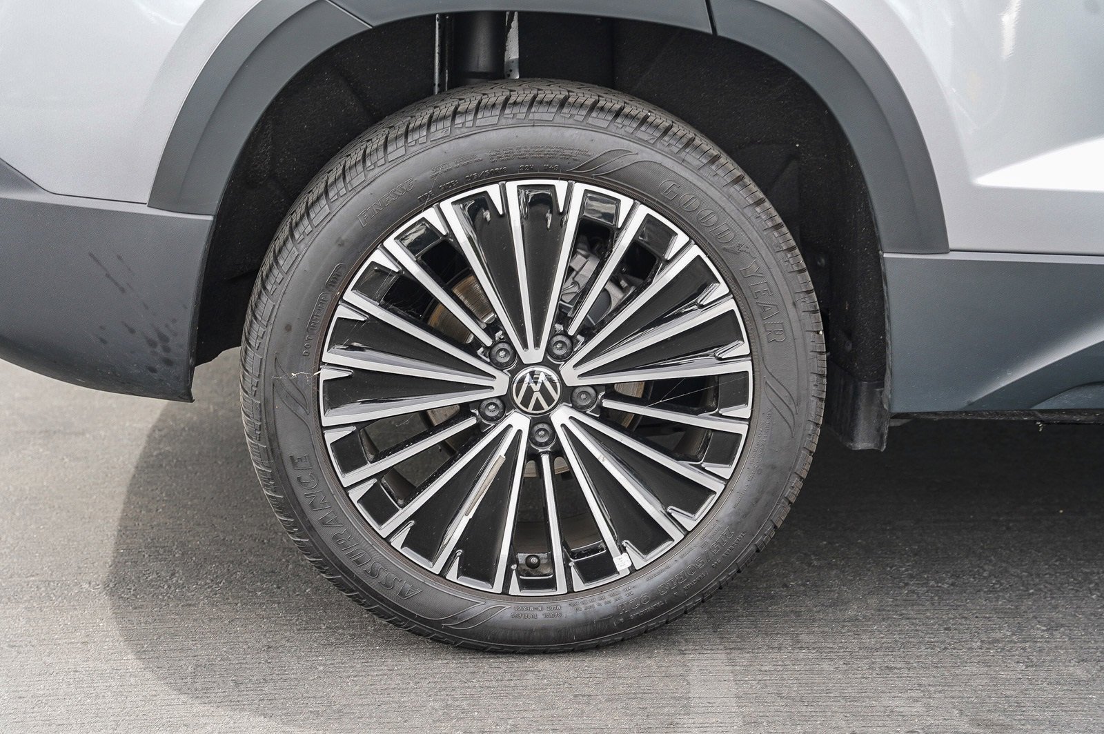 Certified 2025 Volkswagen Taos SE image 7