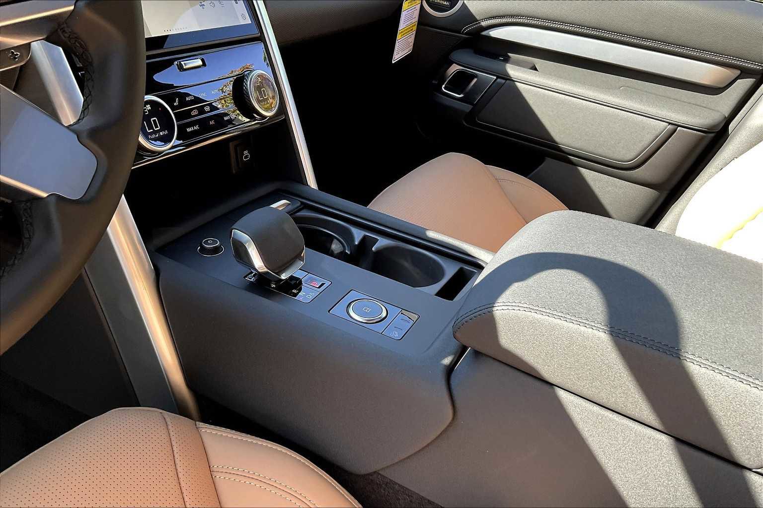 New 2025 Land Rover Discovery Dynamic SE image 10