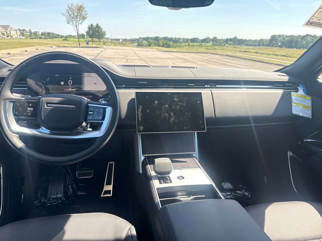 New 2025 Land Rover Range Rover Long Wheelbase SE image 11
