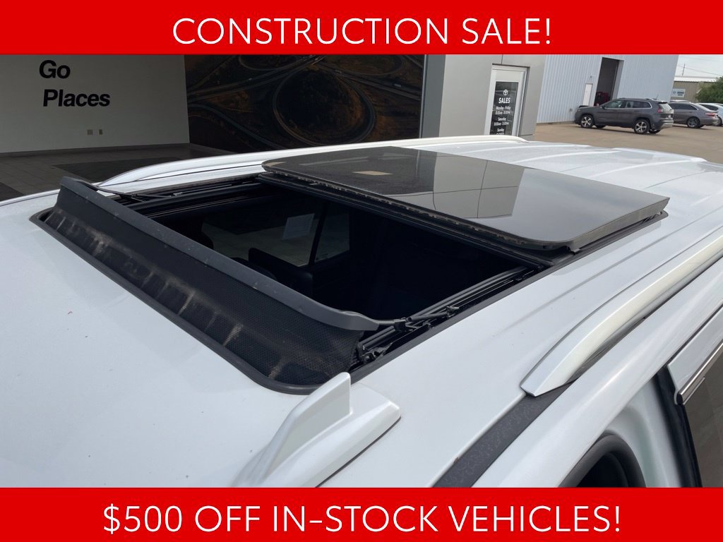 Used 2023 GMC Yukon Denali w/ Advanced Technology Package AWD/4WD image 3