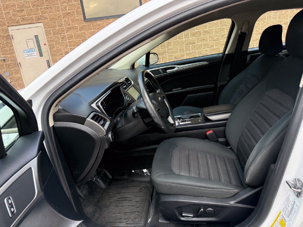 Used 2020 Ford Fusion SE FWD image 10