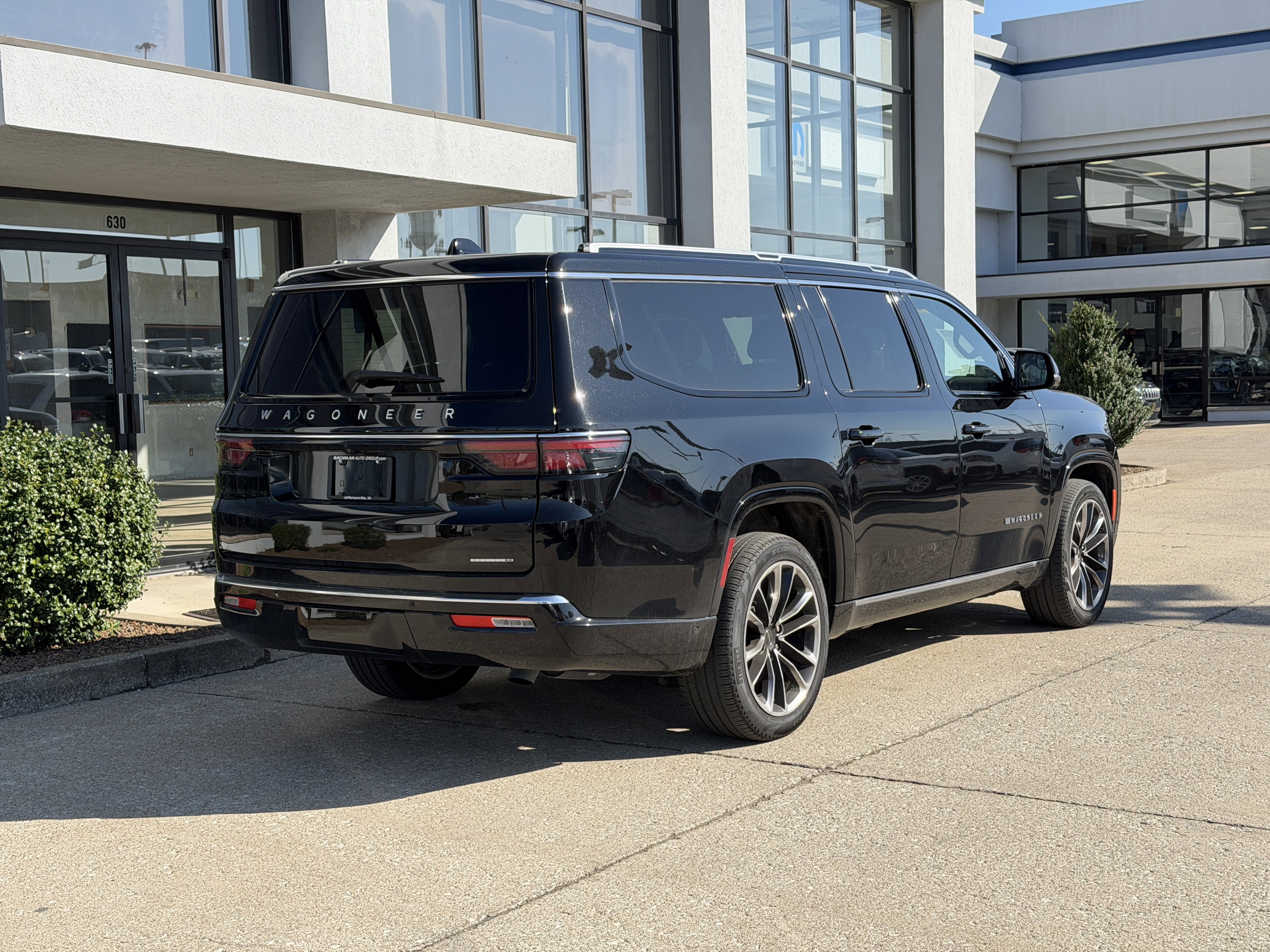 Used 2024 Jeep Wagoneer L Series III w/ Premium Group I image 4
