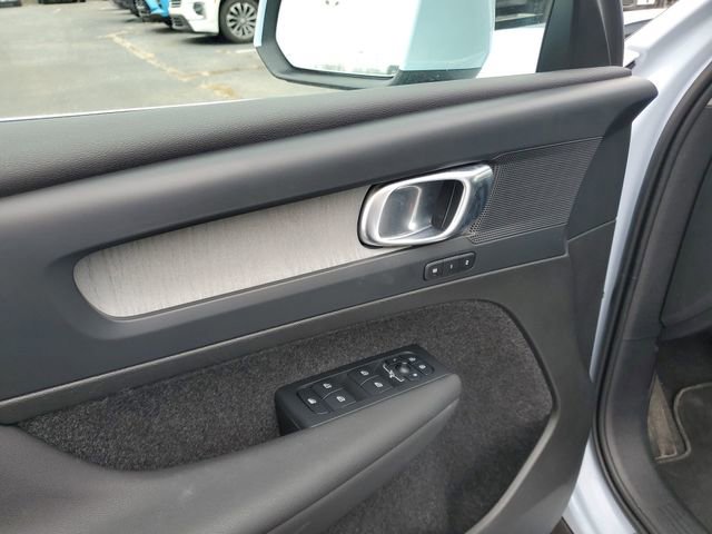 Used 2025 Volvo XC40 B5 Core image 23