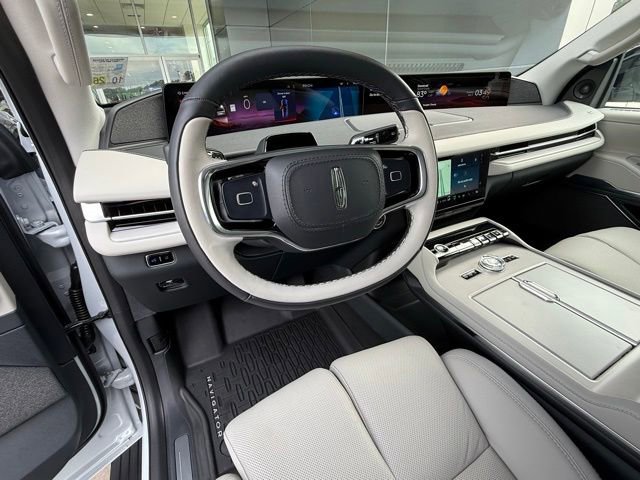 Used 2025 Lincoln Navigator L Reserve AWD/4WD image 10
