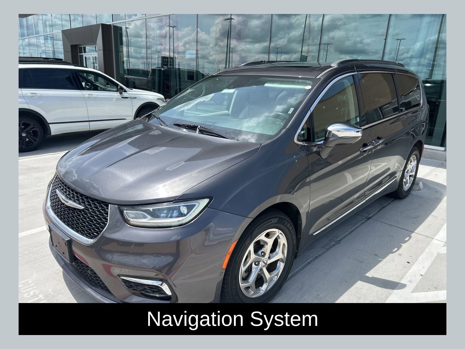Used 2022 Chrysler Pacifica Limited FWD image 1