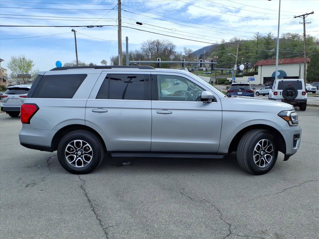 Used 2024 Ford Expedition XLT image 3