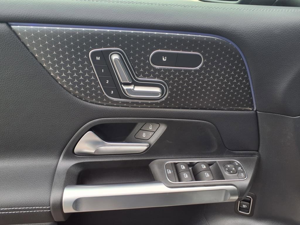 New 2025 Mercedes-Benz GLB 250 4MATIC image 12