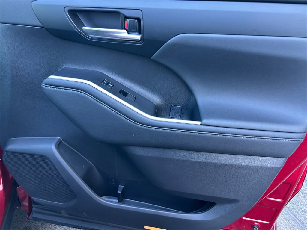 Used 2023 Toyota Highlander XLE image 30