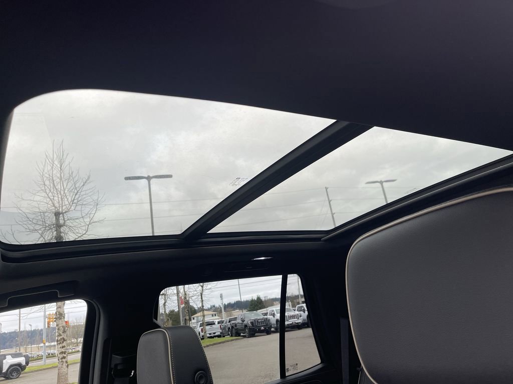 Used 2021 GMC Yukon SLT w/ SLT Premium Package image 18