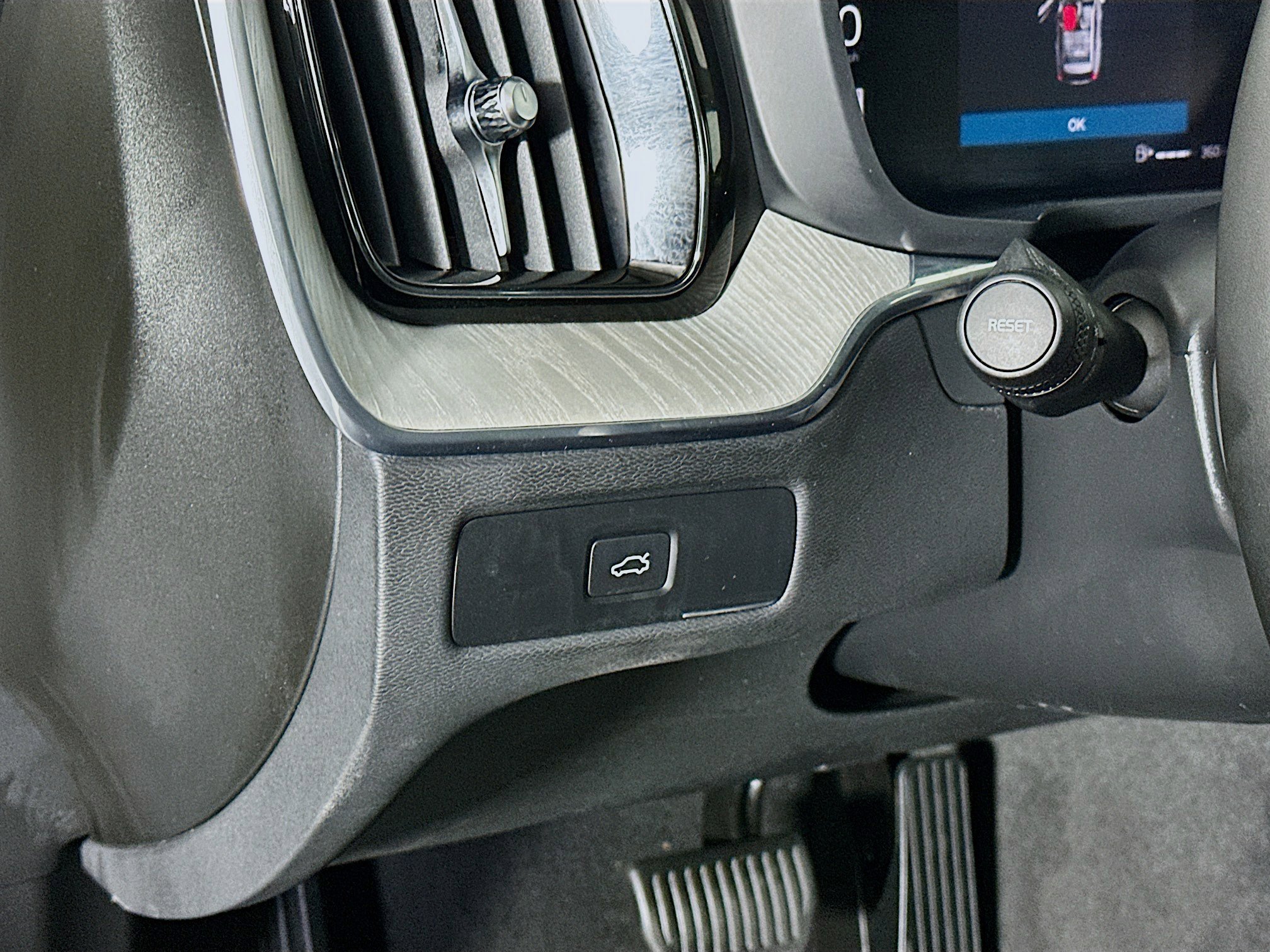 Used 2025 Volvo XC60 B5 Plus image 17