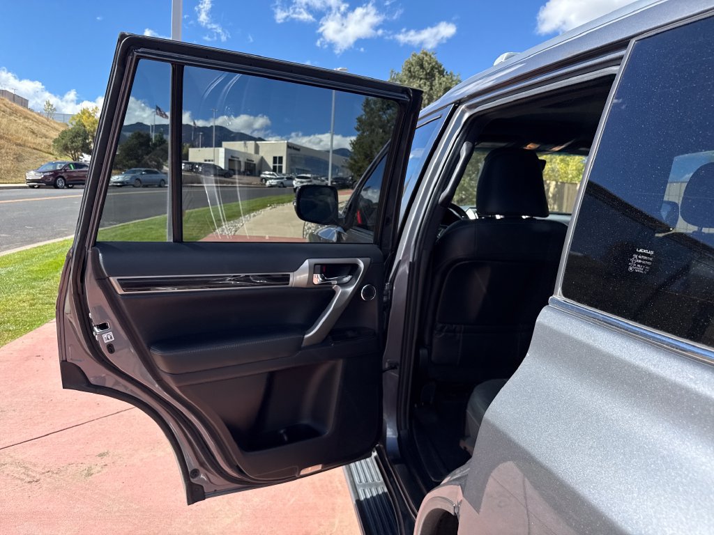 Used 2021 Lexus GX 460 Luxury w/ Sport Design Package AWD/4WD image 18