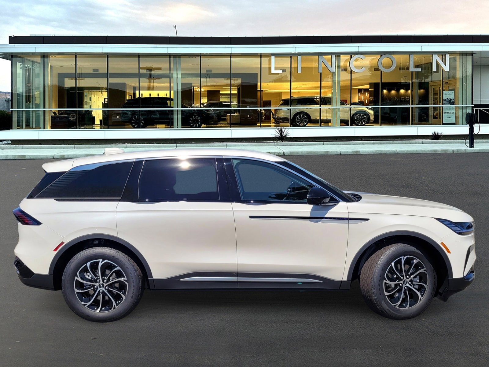 New 2025 Lincoln Nautilus Premier image 3