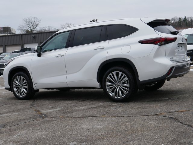Used 2024 Toyota Highlander Platinum image 4