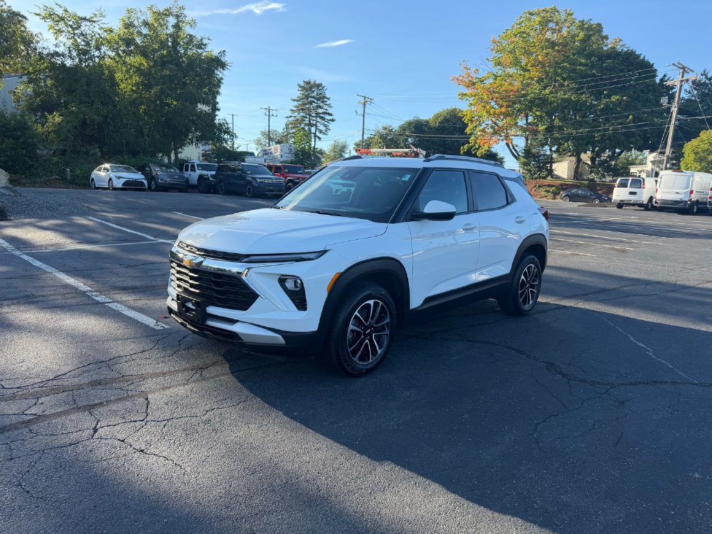 Used 2025 Chevrolet TrailBlazer LT AWD/4WD image 1