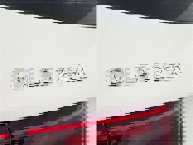 Used 2025 Mercedes-Benz GLB 250 4MATIC image 12