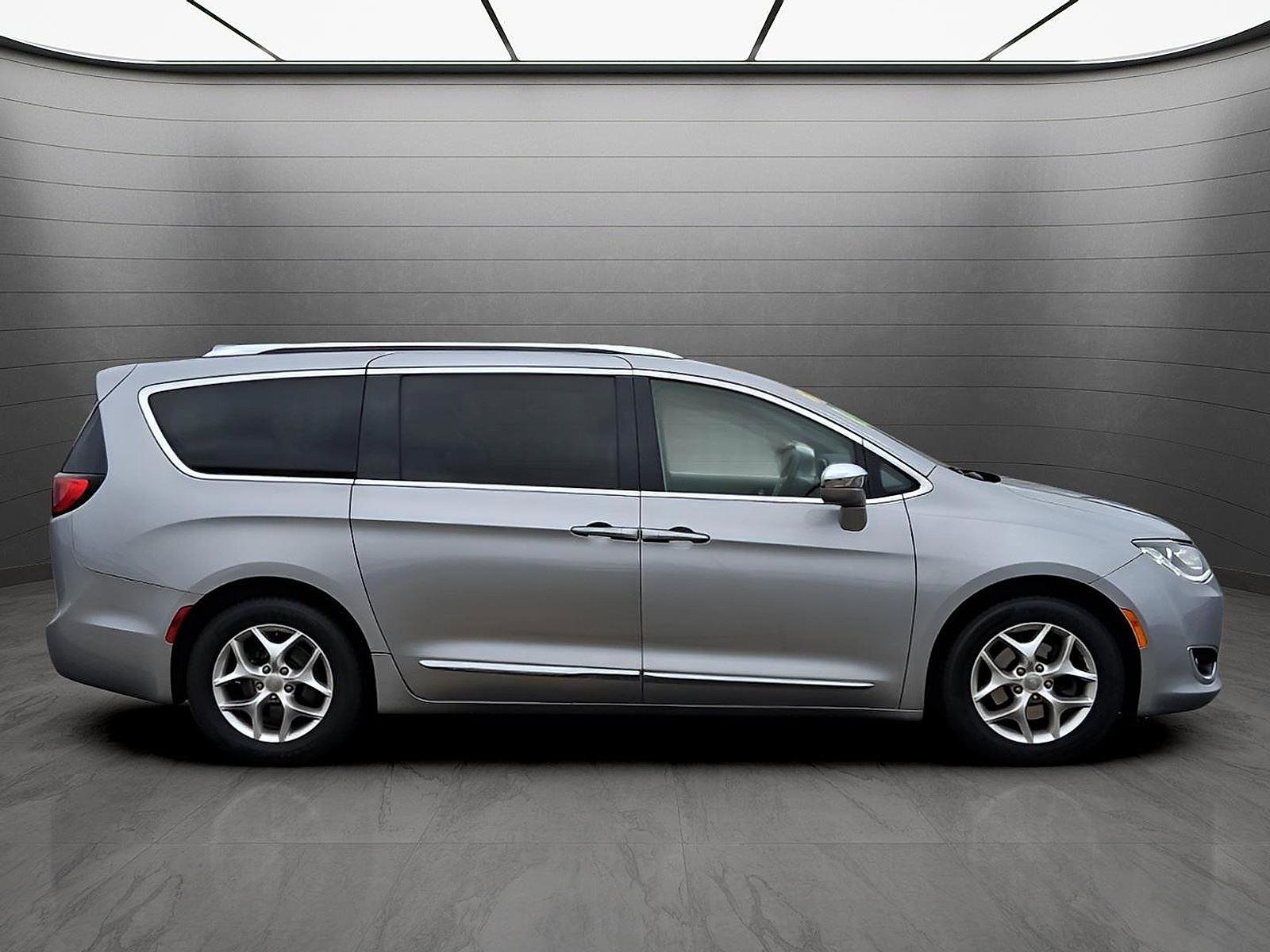 Used 2020 Chrysler Pacifica Limited image 6