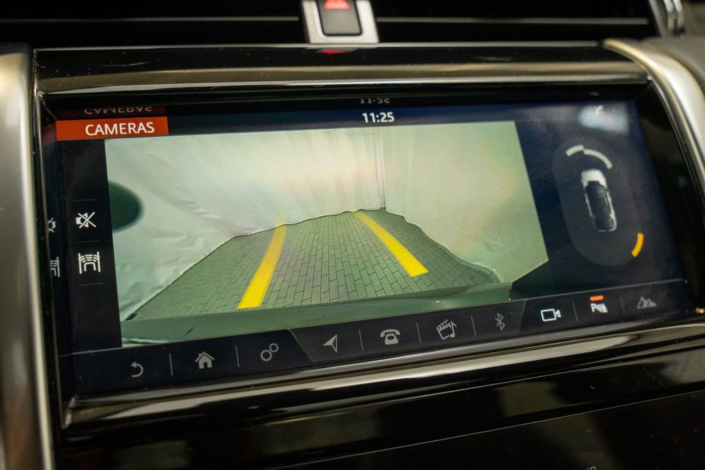 Used 2020 Land Rover Discovery Sport SE R-Dynamic image 17