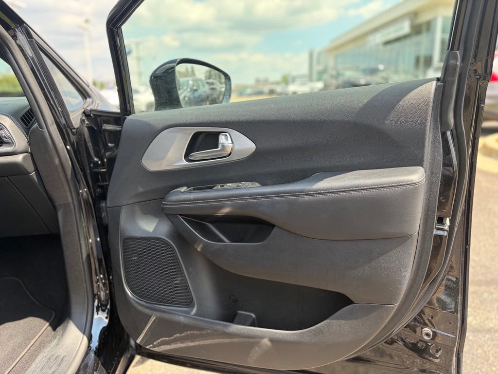 Certified 2025 Chrysler Pacifica Limited FWD image 18