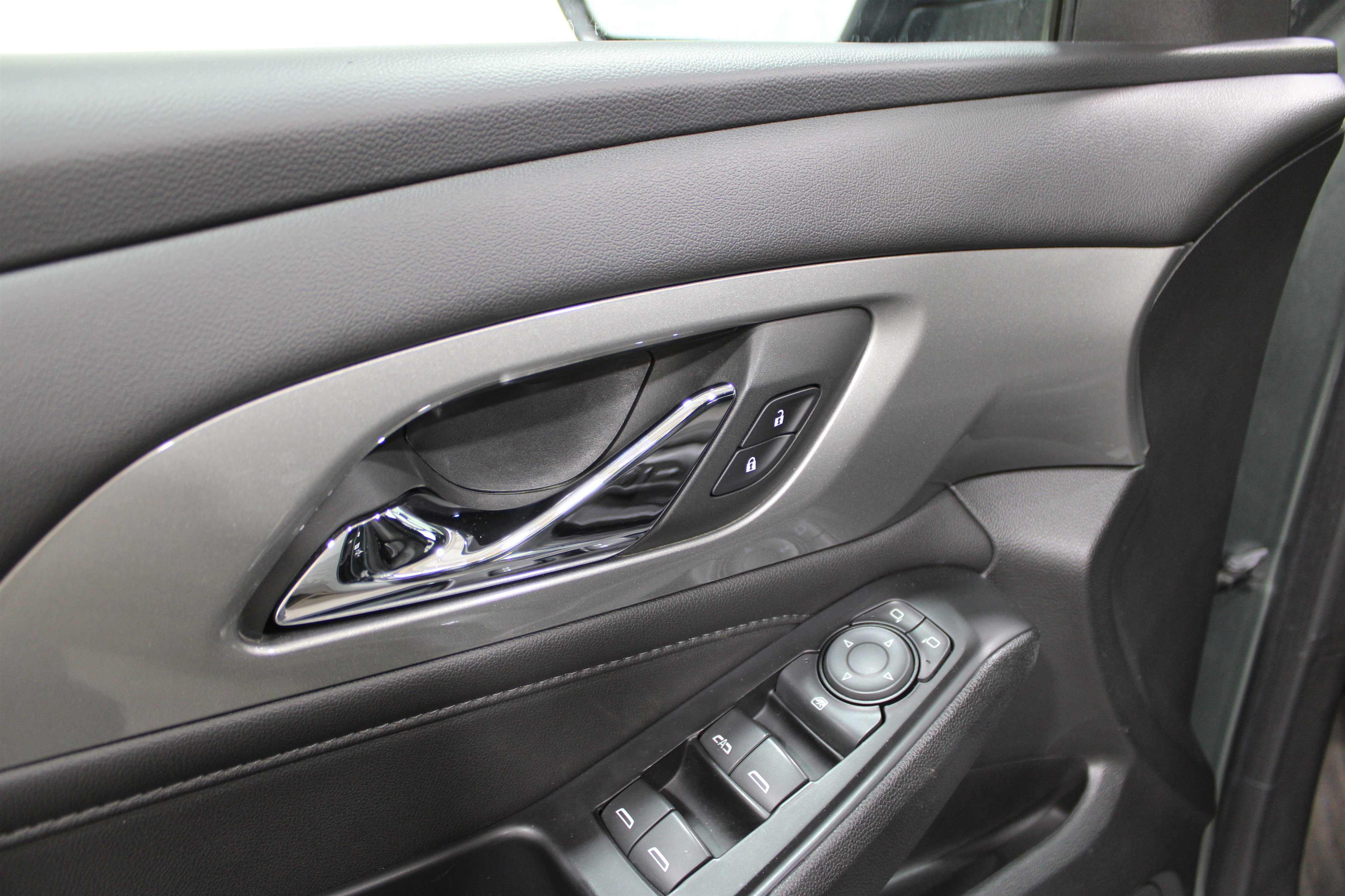 Used 2023 Chevrolet Traverse LT image 8