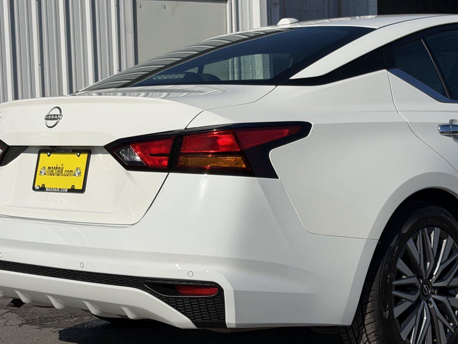 Used 2025 Nissan Altima 2.5 SV FWD image 11
