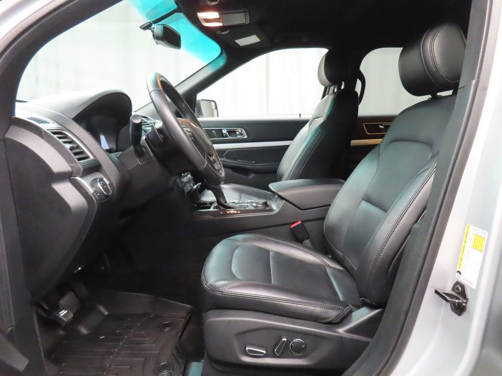 Used 2016 Ford Explorer XLT w/ Equipment Group 202A AWD/4WD image 12