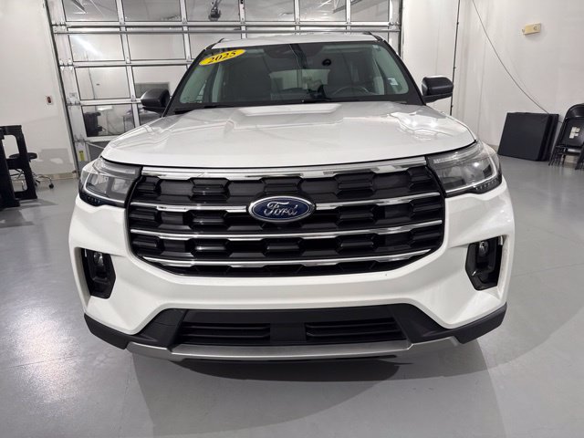 Used 2025 Ford Explorer Active w/ Active Comfort Package RWD image 2