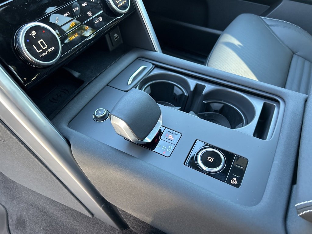 New 2025 Land Rover Discovery Dynamic SE image 13