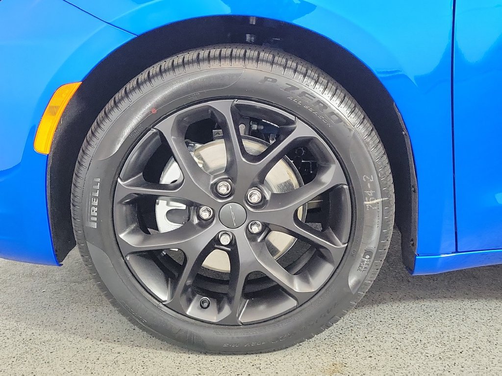 New 2027 Chrysler Pacifica Select FWD image 9