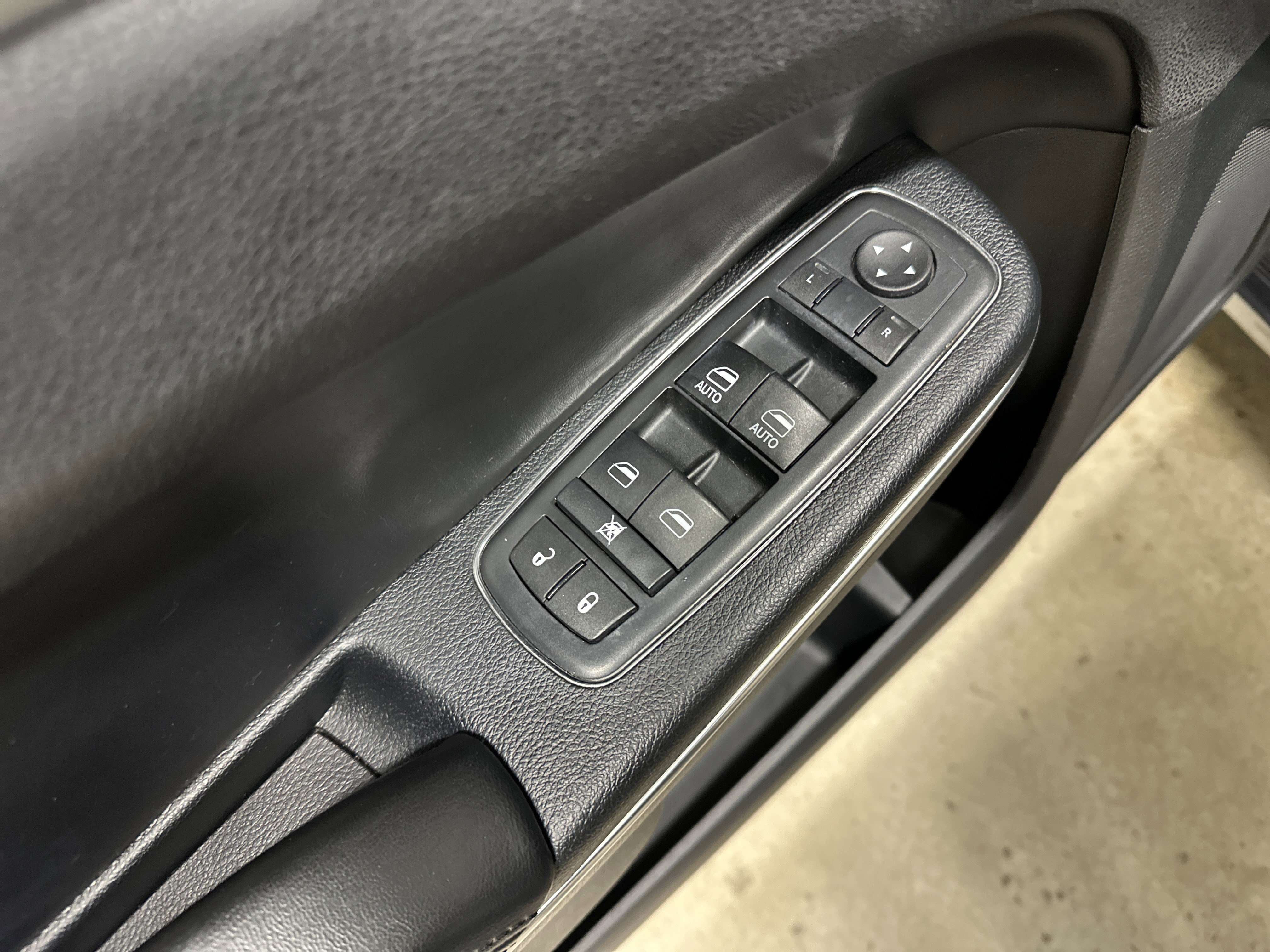 Used 2015 Chrysler 300 Limited w/ Driver Convenience Group image 15