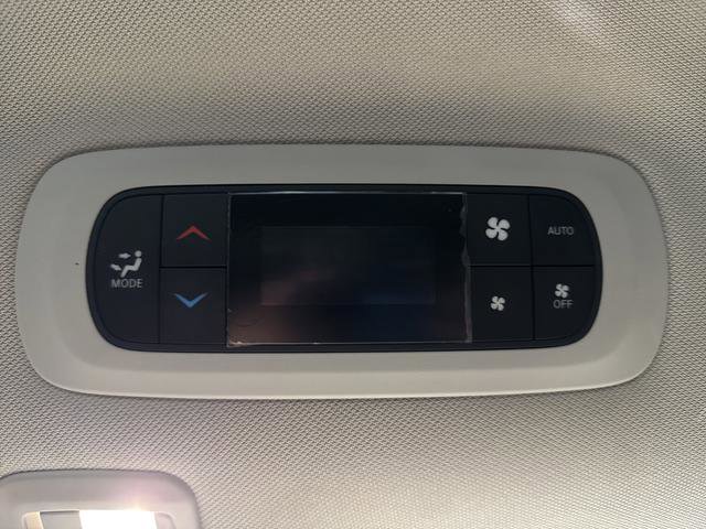 Used 2023 Chrysler Pacifica Limited w/ Uconnect Theater Family Group image 37