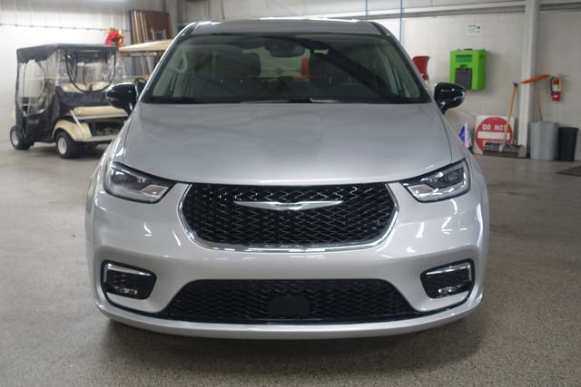 Used 2024 Chrysler Pacifica Touring-L FWD image 2