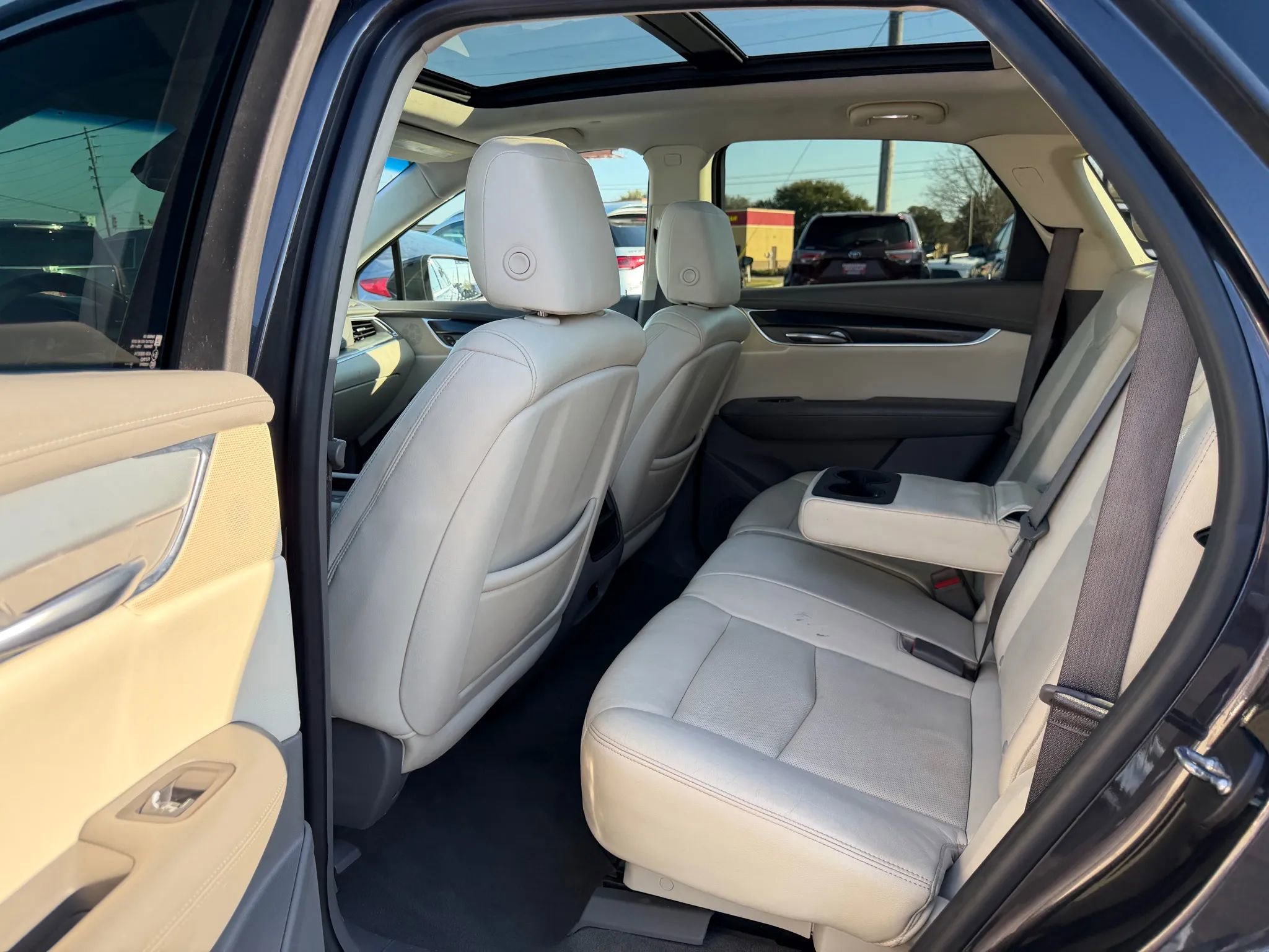Used 2017 Cadillac XT5 Luxury w/ Driver Awareness Package FWD image 6