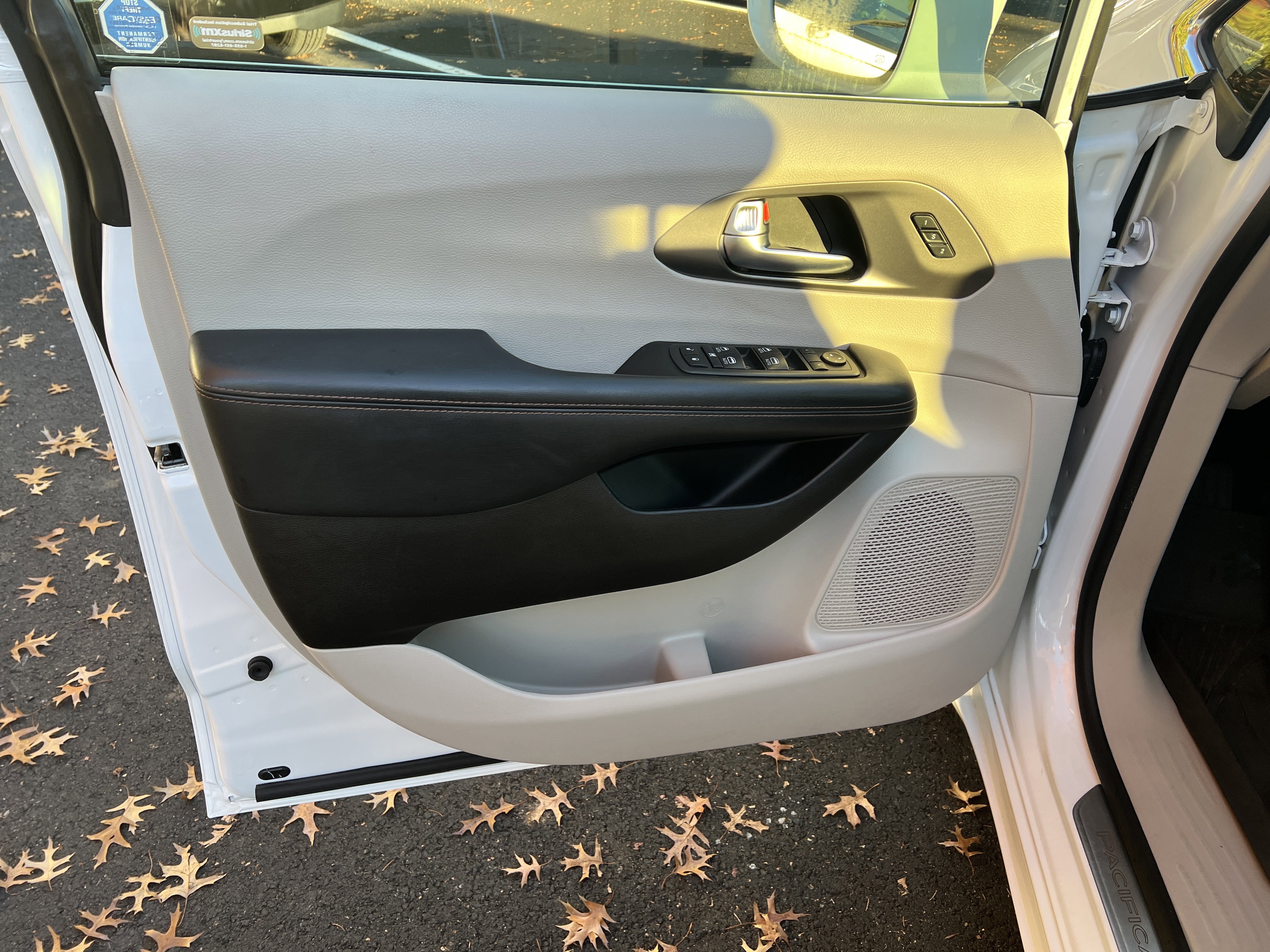 Used 2020 Chrysler Pacifica Touring-L Plus image 14