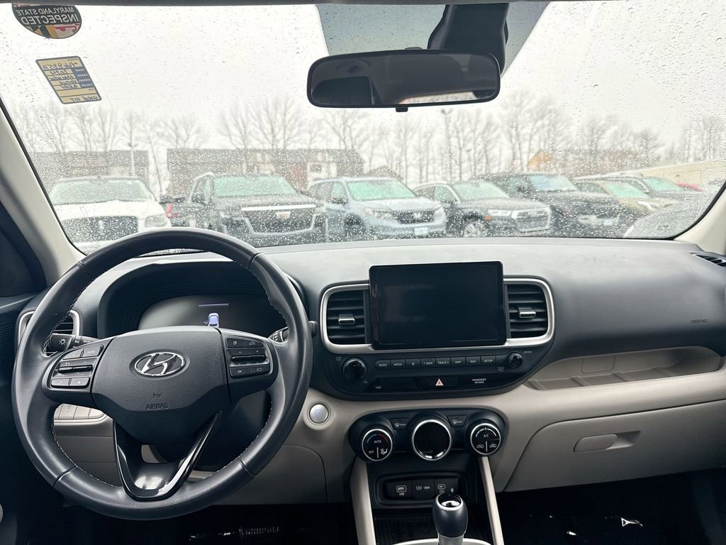 Used 2024 Hyundai Venue Limited image 21