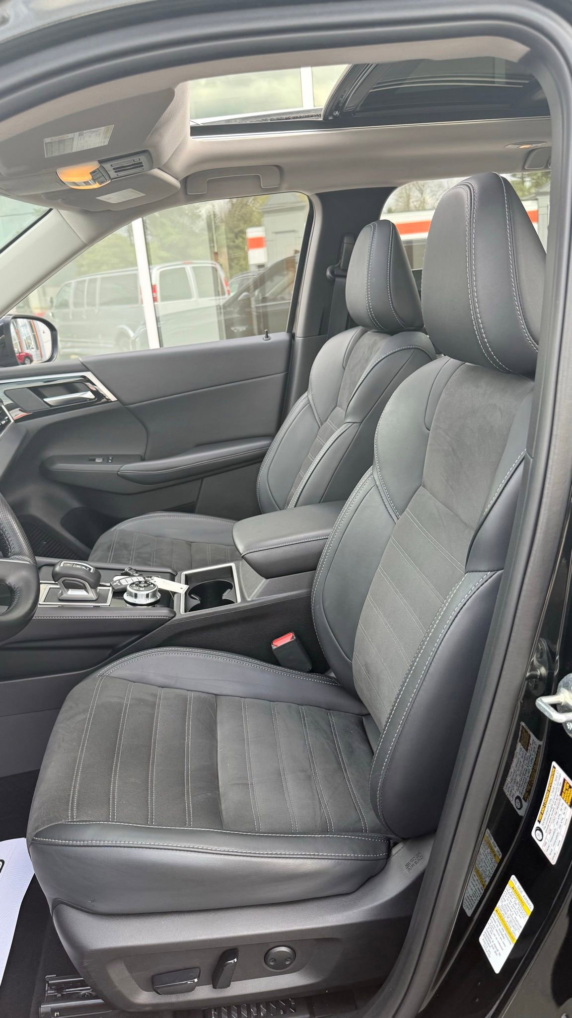 Used 2024 Mitsubishi Outlander SE image 39