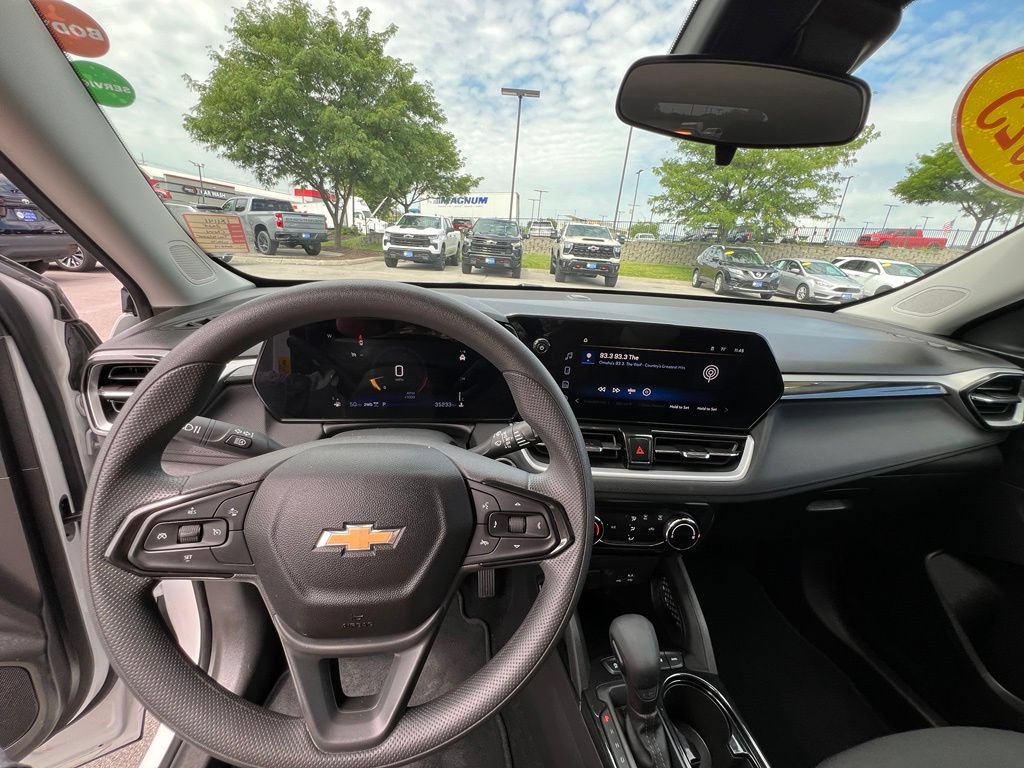 Used 2025 Chevrolet TrailBlazer LT AWD/4WD image 36