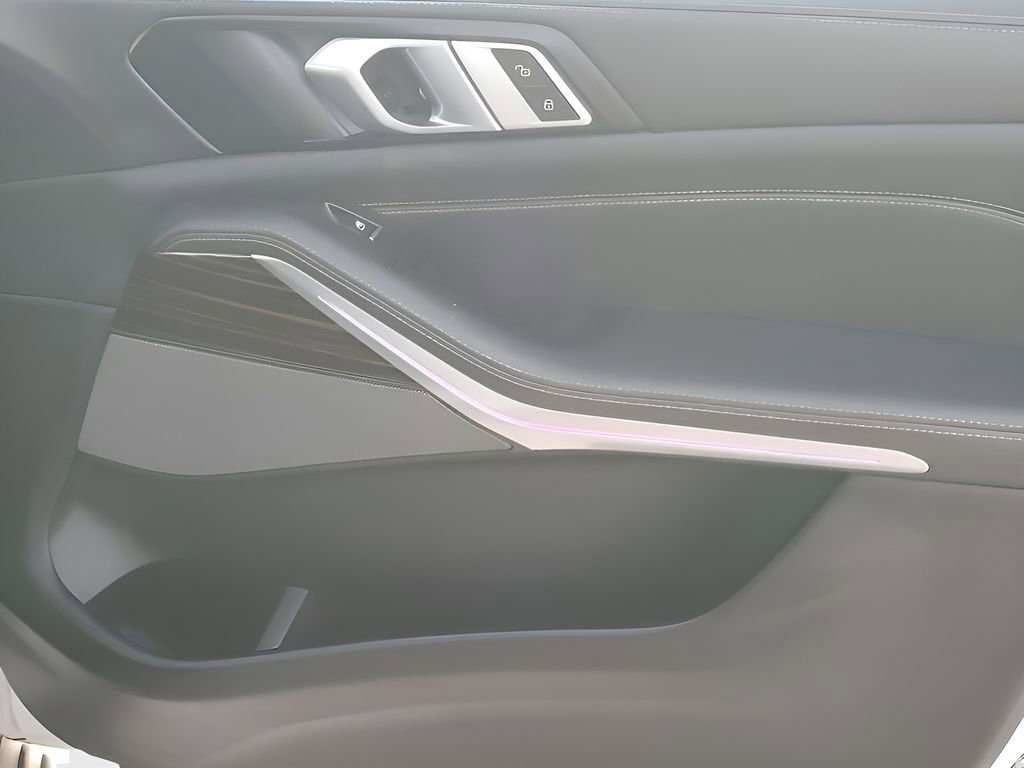 Used 2025 BMW X5 xDrive50e image 47