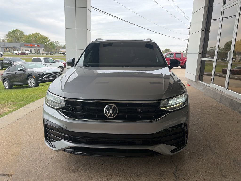 Used 2023 Volkswagen Tiguan SE R-Line image 3
