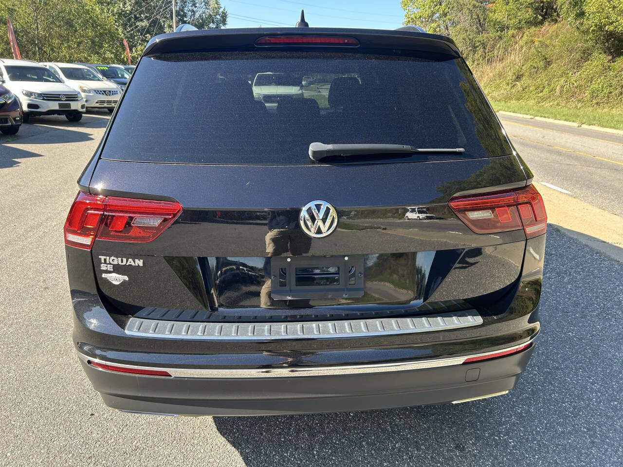 Used 2020 Volkswagen Tiguan SE w/ Panoramic Sunroof Package image 6