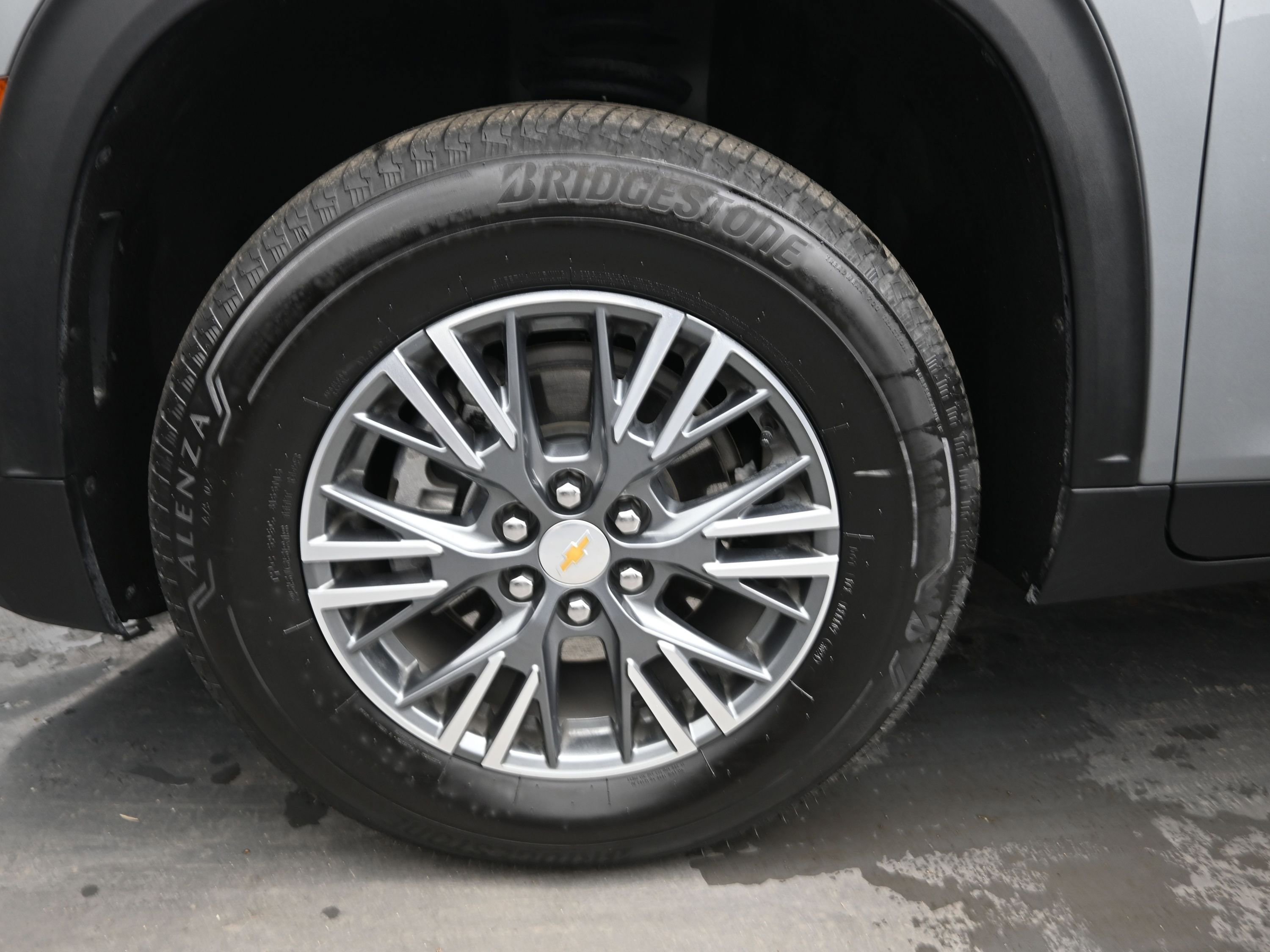 Used 2025 Chevrolet Traverse LT image 11