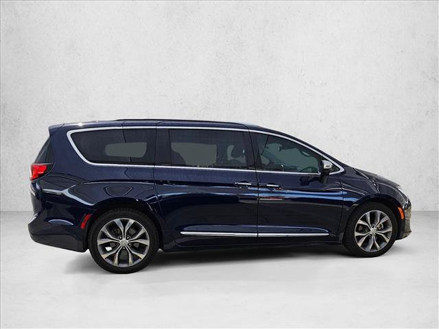 Used 2019 Chrysler Pacifica Limited w/ Tire & Wheel Group FWD image 4