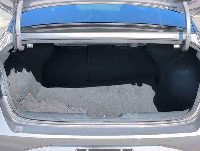 Used 2022 Hyundai Elantra Limited w/ Cargo Package image 5