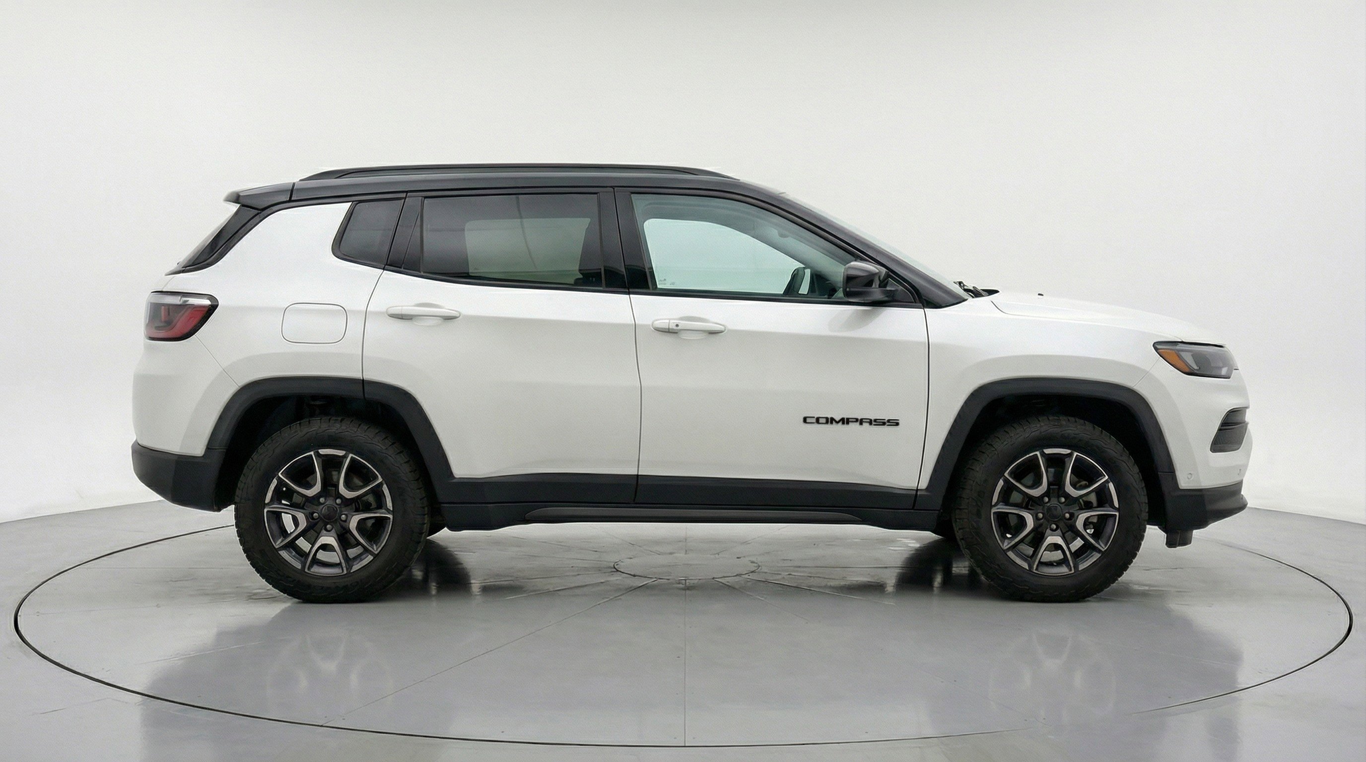 Used 2025 Jeep Compass Trailhawk AWD/4WD image 11