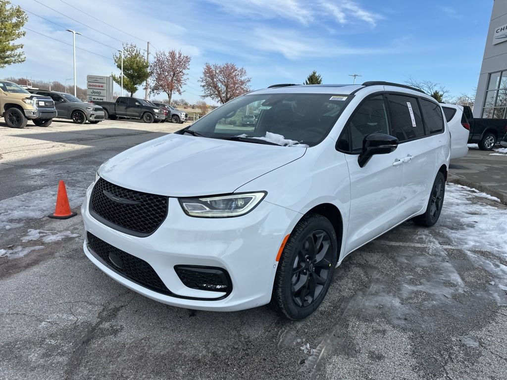 New 2026 Chrysler Pacifica Select AWD/4WD image 13