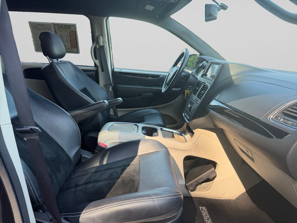 Used 2016 Dodge Grand Caravan SXT FWD image 17