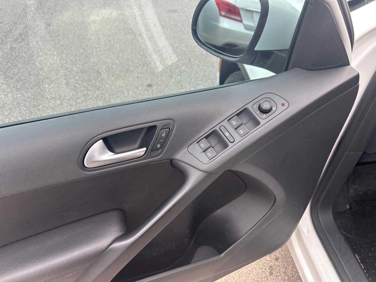 Used 2016 Volkswagen Tiguan S image 12