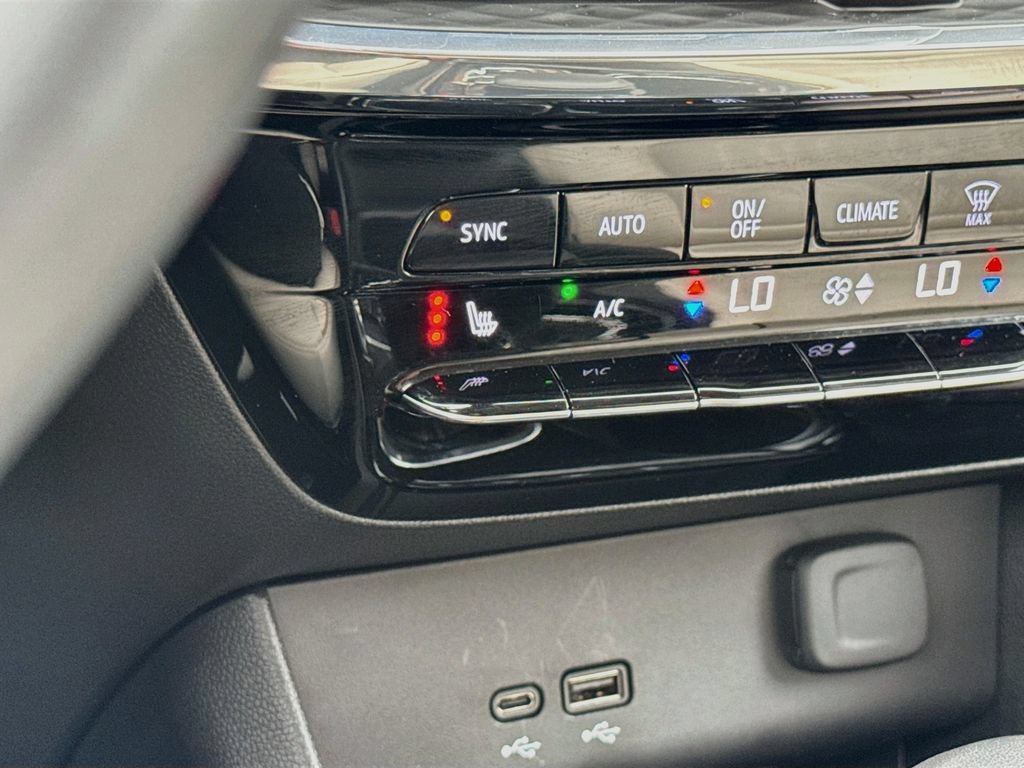 Used 2025 Buick Encore GX Avenir AWD/4WD image 23