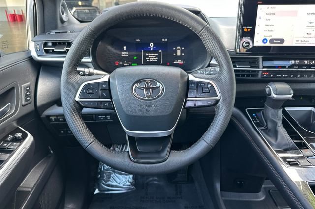 Used 2025 Toyota Sienna Limited image 16