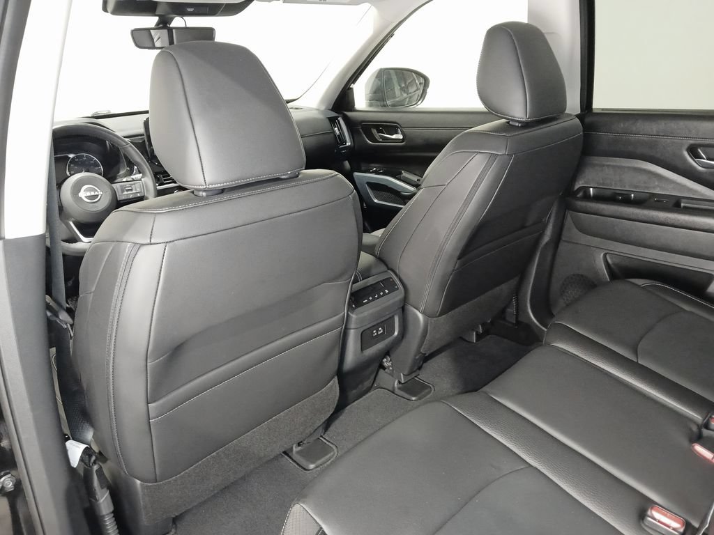 Used 2025 Nissan Pathfinder SL AWD/4WD image 15